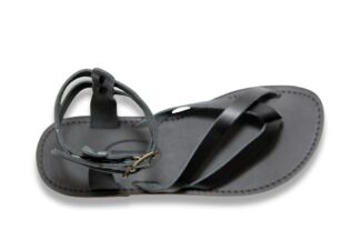 Sandale spartiate en cuir noir avec deux lanières et des boucles latérales à la cheville , vue supérieure sur un fond blanc.