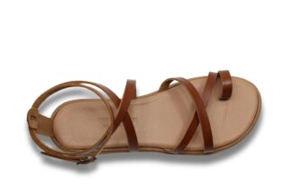 Sandale de couleur beige avec trois lanières de cuir couleur caramel et une bride de cheville, semelle en cuir, vue de dessus sur fond blanc.
