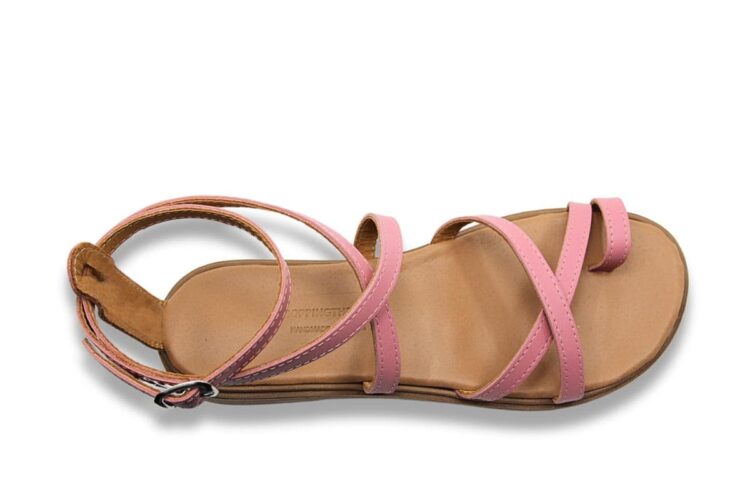 Sandale à lanières en cuir rose pastel avec une semelle intérieure rembourrée en cuir beige, dotée de plusieurs fines lanières et d'une bride à boucle à la cheville. Vue supérieure. Modèle FOLEGANDROS.