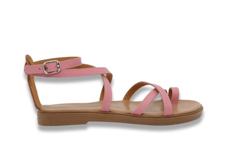 Sandale à lanières en cuir rose pastel avec une semelle intérieure rembourrée en cuir beige, dotée de plusieurs fines lanières et d'une bride à boucle à la cheville. Vue latérale. Modèle FOLEGANDROS.